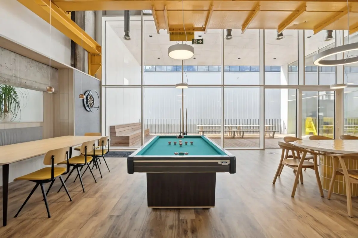 Bilardo ve oturum alanlarını birleştiren sosyal ofis mekânı